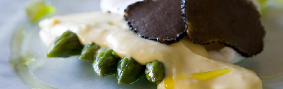 Recept på grön sparris med tryffelhollandaise och pocherat ägg