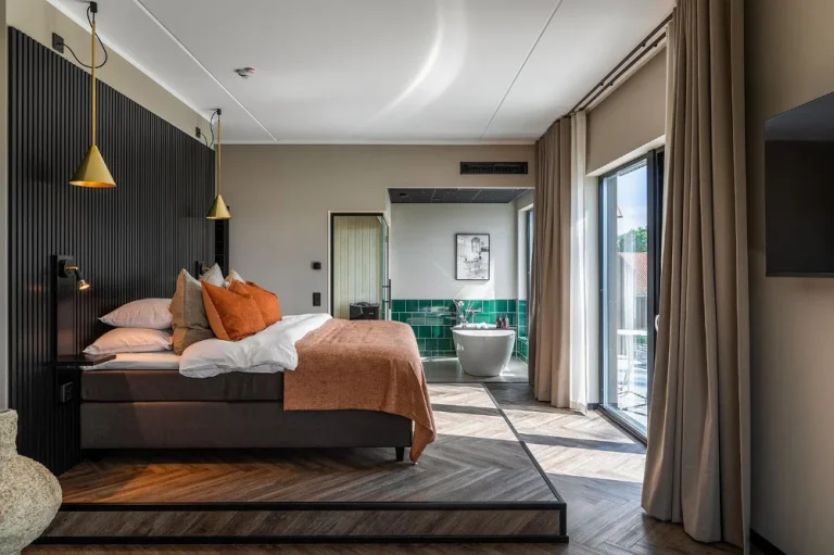 Modernt och stilfullt hotellrum på Stufvenäs Gästgifveri