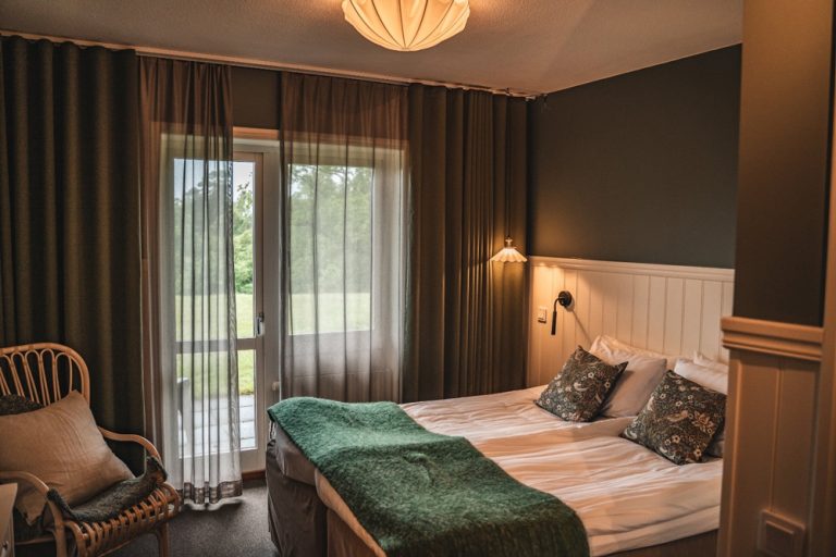 Mysigt hotellrum på Två Skyttlar
